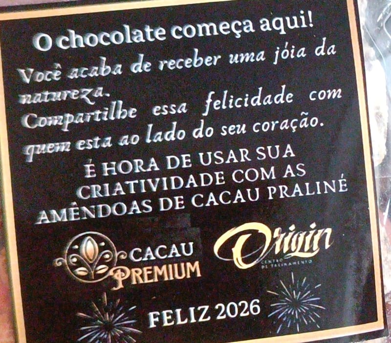 Sachê de amêndoa praliné com a logo da Cacau Premium ao lado da logo de uma empresa cliente