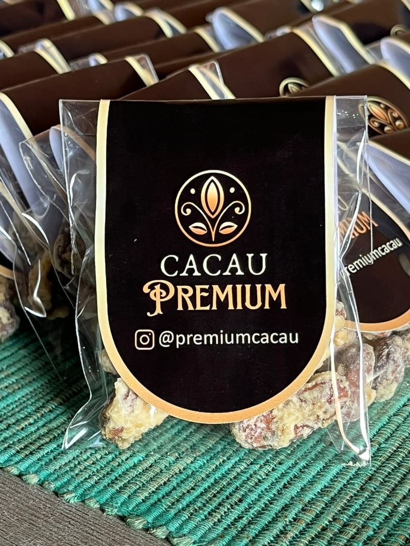 Sachês de cacau embalados com a tag da Cacau Premium, prontos para entrega