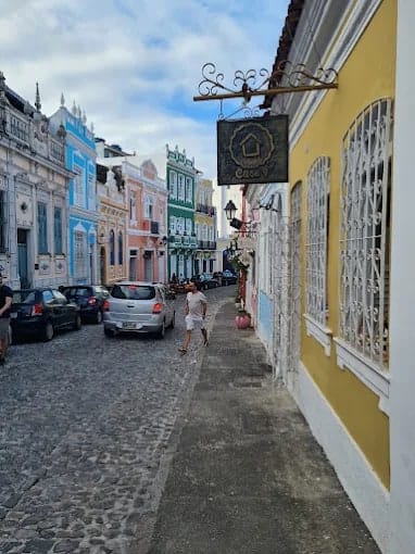 Fachada do Ateliê Casa 9, com a placa suspensa na ladeira de Santo Antônio Além do Carmo