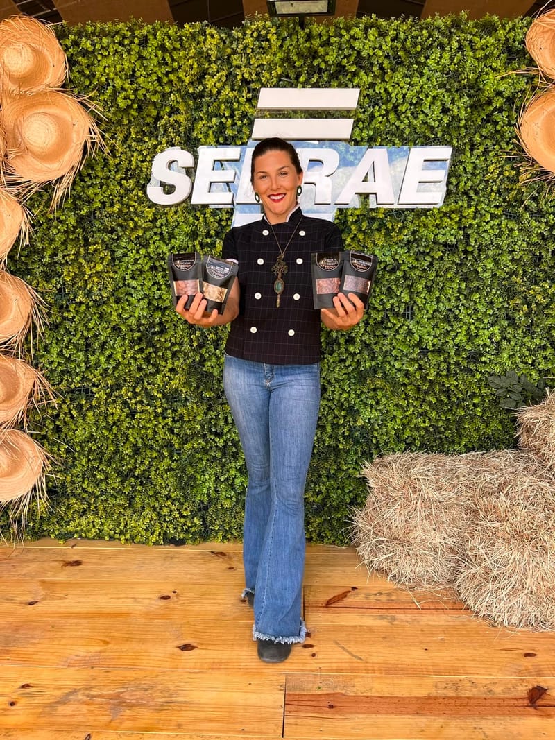 Wegilla Caroline com os produtos Cacau Premium no espaço Sebrae da Sealba Show